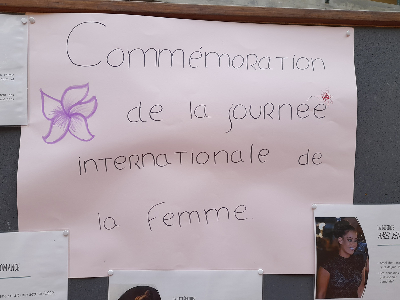 Exposição de Trabalhos de Francês e de Flores em Comemoração ao Dia Internacional da Mulher
