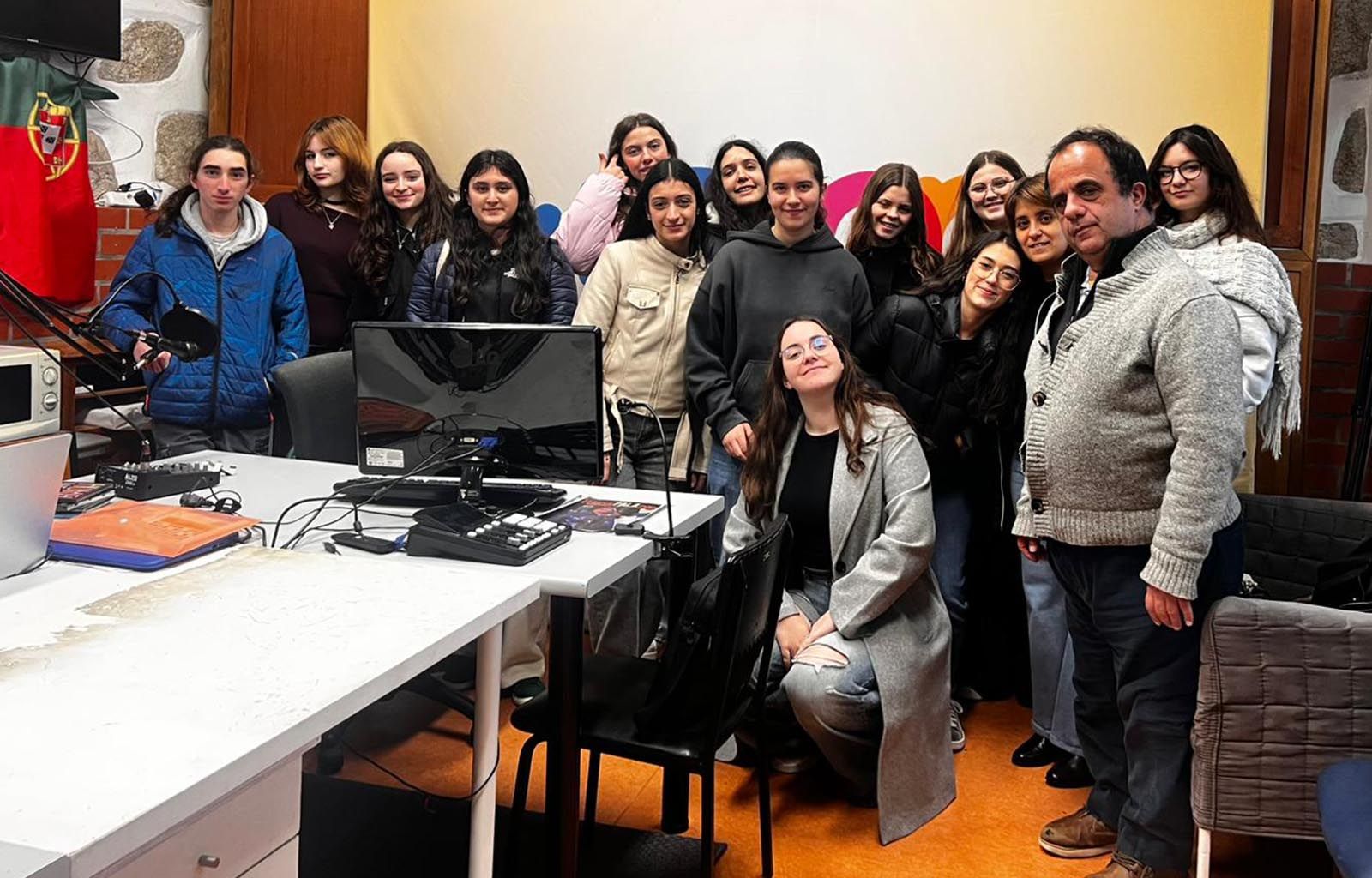 Alunos visitam Rádio Metropolitana do Porto